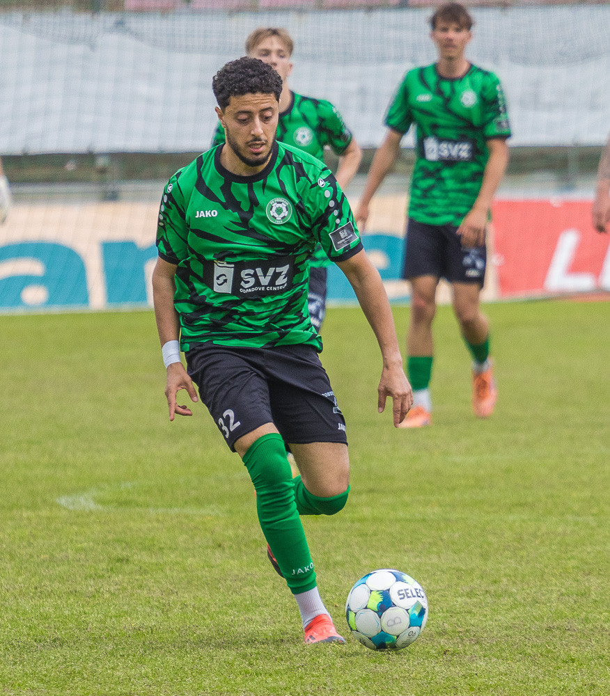 Adel Beggah dribbling forward